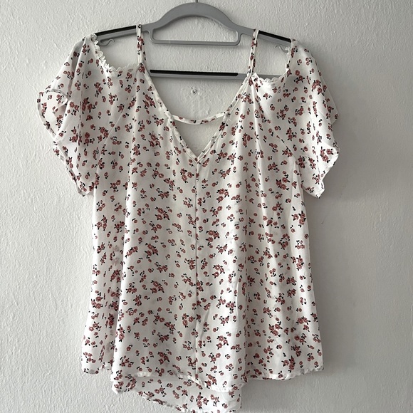 Beautiful Spring/Summer Blouse 🌸 - Picture 3 of 3